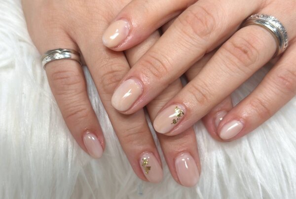 「ハンド 定額デザイン」ナチュラルカラーのニュアンスデザインです^ ^ 金箔でさりげない華やかさをプラスしました！ |Nail Salon Linda