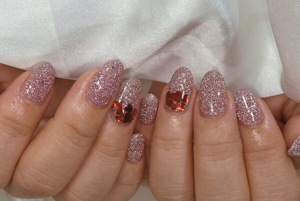 「ハンド ライトコース」キラキラのフラッシュにハートが映えます！|Nail Salon Linda