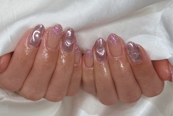 「ハンド ライトコース」ミラーの光沢感にクリアのハートが可愛らしいデザインです♪|Nail Salon Linda