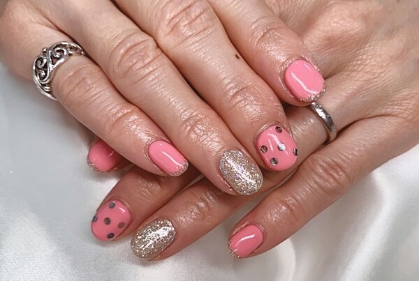 「ハンド 定額デザイン」春のピンクカラーで可愛らしく！ アンバランスなドットもおしゃれに！|Nail Salon Linda