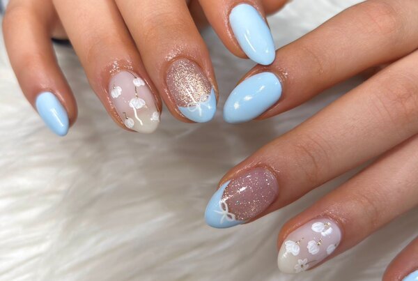 「ハンド ミドルコース」パステルブルーとお花の可愛らしいデザインです^ ^|Nail Salon Linda