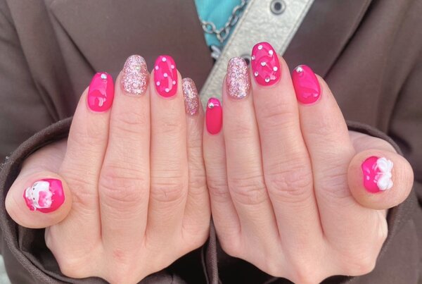 「ハンド ワンカラー＋パーツ」ワンカラーネイルにプラス料金でパーツをつけています！ ピンクとパーツでキュートな仕上がりに|Nail Salon Linda