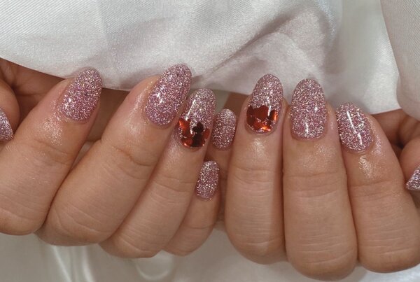 「ハンド フラッシュネイル」フラッシュネイルにプラス料金でハートホロ！ ポイントにもなり、キラキラも負けていなく可愛い!|Nail Salon Linda