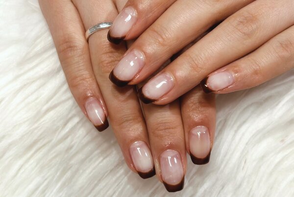 「ハンド フレンチ・ワンカラー」シアーブラウンのフレンチデザインです！ いつもとちょっと違うお色もお楽しみください^ ^|Nail Salon Linda