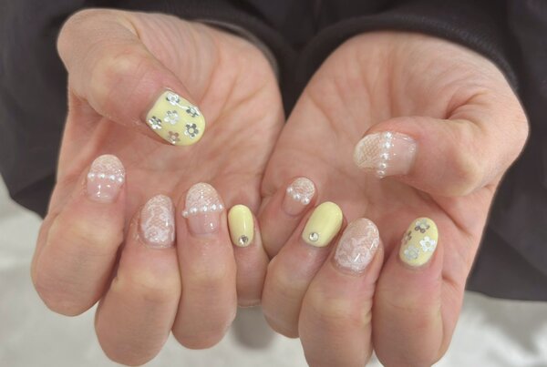 「ハンド ミドルコース」お持ち込みの春カラーデザインです！ レースとパールの組み合わせも◎|Nail Salon Linda