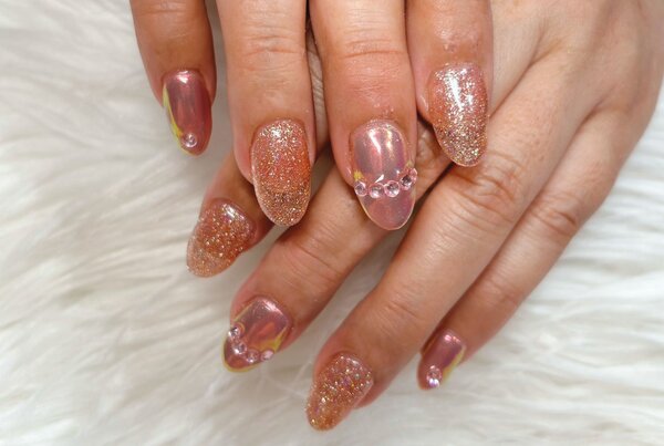 「ハンド ライトコース」ミラーデザインにパーツ変更で春らしいお色味になりました^ ^ ギラギラに光ります！|Nail Salon Linda