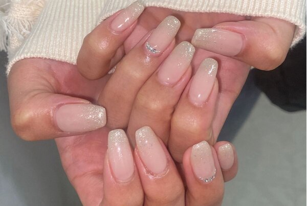 「ハンド 定額デザイン」ラメグラデーションは上品な仕上がりになります！|Nail Salon Linda