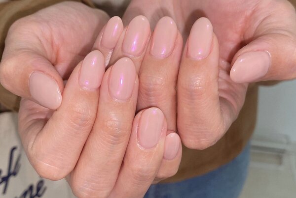 「ハンド ワンカラー＋オーロラ」ワンカラーに少し工夫することで、ピンクに光る艶がとても美しくみえます！|Nail Salon Linda