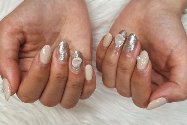 「ハンドミドルコース」ご希望のお色味をベースにお任せいただきました！マグネット、オーロラ、フラッシュとてんこ盛りデザイン|Nail Salon Linda