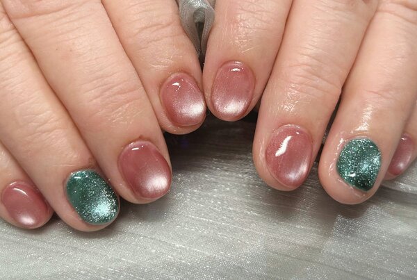 「ハンド マグネット・ワンカラー」柔らかいピンクとアクセントにグリーンを差し込んで色味を楽しめます！|Nail Salon Linda