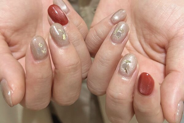 「ハンド ライトコース」肌馴染み抜群のベージュ×深みレッドでマグネットの奥行きが楽しめます！|Nail Salon Linda