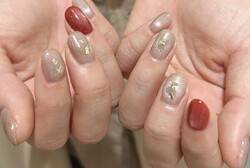 「ハンド ライトコース」肌馴染み抜群のベージュ×深みレッドでマグネットの奥行きが楽しめます！|Nail Salon Linda