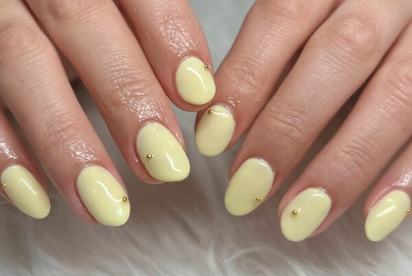 「ハンド 定額デザイン」春に人気なレモンイエローカラー！ スタッズと色味が相性抜群です^^|Nail Salon Linda