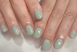 「ハンド ワンカラー」春の日差しに映える新緑のシーズン。 春ネイルにも爽やかなグリーンネイルオススメです！|Nail Salon Linda