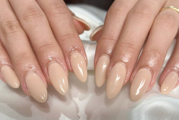 「ハンド ワンカラー」ちゅるんとした質感がたまらない、大人のヌーディーネイルです！|Nail Salon Linda