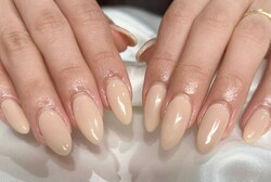 「ハンド ワンカラー」ちゅるんとした質感がたまらない、大人のヌーディーネイルです！|Nail Salon Linda