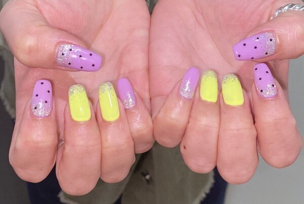 「ハンド 定額デザイン」ぱきっとネオンカラーで黒の星がとても目立ちます♪|Nail Salon Linda