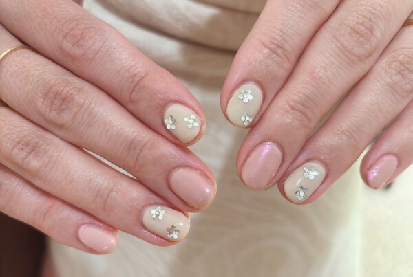 「ハンド ライトコース」オーロラを使ったデザインです^ ^ 春カラーでお花見にもおすすめです！|Nail Salon Linda