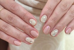 「ハンド ライトコース」オーロラを使ったデザインです^ ^ 春カラーでお花見にもおすすめです！|Nail Salon Linda