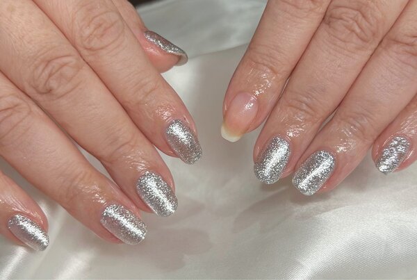 「ハンド ワンカラー」シルバーネイル！光を反射しても強く輝くシンプルながらも圧倒的な存在感あるカラーです☆|Nail Salon Linda