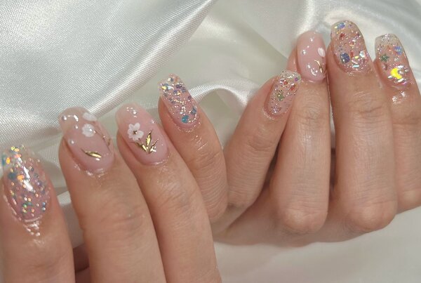 「ハンド 定額デザイン」色味変更してピンクベースのお花ネイル！存在感あるラメを入れて華やかになります|Nail Salon Linda