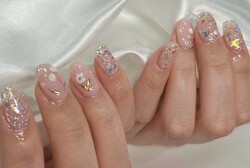 「ハンド 定額デザイン」色味変更してピンクベースのお花ネイル！存在感あるラメを入れて華やかになります|Nail Salon Linda