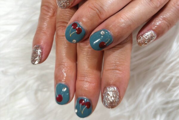 「ハンド 定額デザイン」この春大人気のさくらんぼデザインです^ ^ ラメとの相性もバッチリです！|Nail Salon Linda