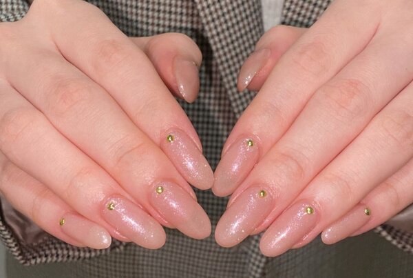 「ハンド 定額デザイン」細かめのピンクラメとゴールドのパーツは相性抜群です♪|Nail Salon Linda