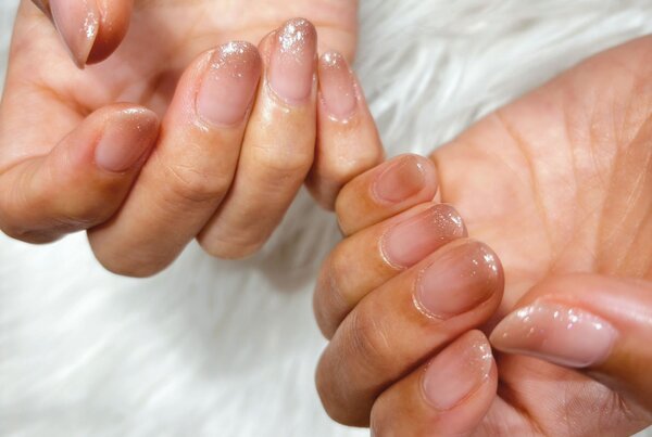 「ハンド グラデーション」スキンカラーとラメのグラデーションネイル！ シンプルだけど可愛いしたい方におすすめです^ ^|Nail Salon Linda