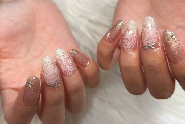 「ハンド ライトコース」お好みのマグネットをベースにレースで可愛く！ パーツもアクセントに◎|Nail Salon Linda