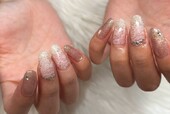 「ハンド ライトコース」お好みのマグネットをベースにレースで可愛く！ パーツもアクセントに◎|Nail Salon Linda