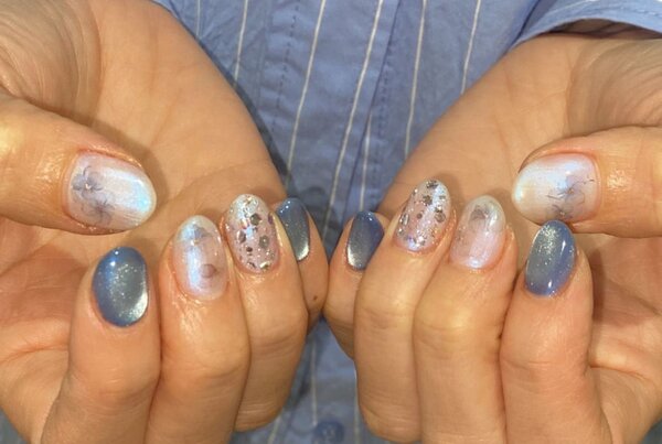 「ハンド ライトコース」ブルーで統一したマグネットやお花がとても素敵です！|Nail Salon Linda