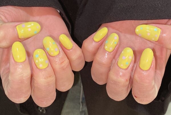 「ハンド 定額デザイン」春のネイルでは、はっきりしたお色味がとても人気です♪|Nail Salon Linda