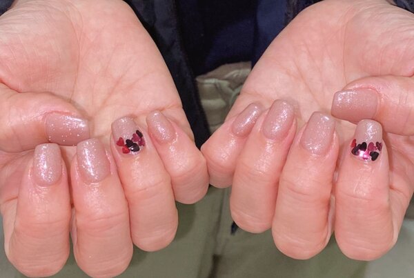 「ハンド 定額デザイン」ホロのハートがポイントです！|Nail Salon Linda