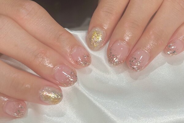「ハンド 定額デザイン」キラキラのゴールドとシルバーのラメと春らしいニュアンスネイルで手元が明るくなります！|Nail Salon Linda