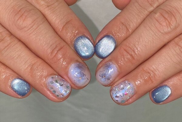 「ハンド ライトコース」お花に合わせて全体的に青で統一感を出しています！|Nail Salon Linda