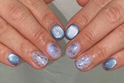 「ハンド ライトコース」お花に合わせて全体的に青で統一感を出しています！|Nail Salon Linda