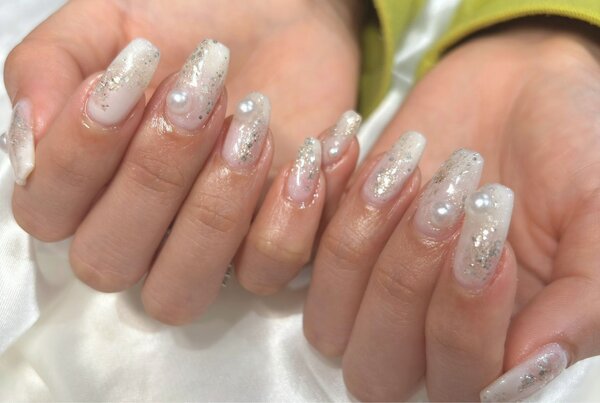 「ハンド 定額デザイン」ニュアンスデザインもあります◎ ホワイトのラメで華やかさもプラスです^^|Nail Salon Linda