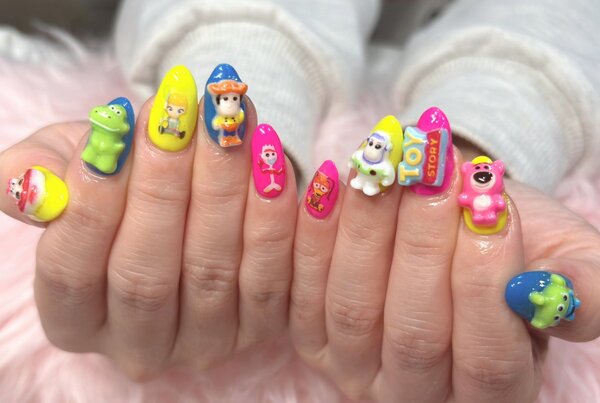 「ハンド ミドルコース」お持ち込みパーツでカラフルネイル！ お出掛け予定がなくても楽しめます^_^|Nail Salon Linda