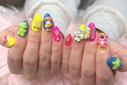 「ハンド ミドルコース」お持ち込みパーツでカラフルネイル！ お出掛け予定がなくても楽しめます^_^|Nail Salon Linda