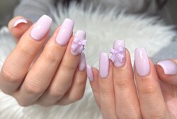 「ハンド ワンカラー」春カラーに同系色のリボンパーツで可愛いらしいデザインに！ 飽きのこないデザインです^_^|Nail Salon Linda