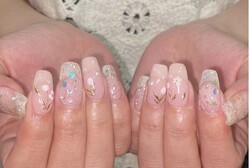 「ハンド 定額デザイン」星やハートの入ったラメホロにお花で春らしい仕上がりです！|Nail Salon Linda
