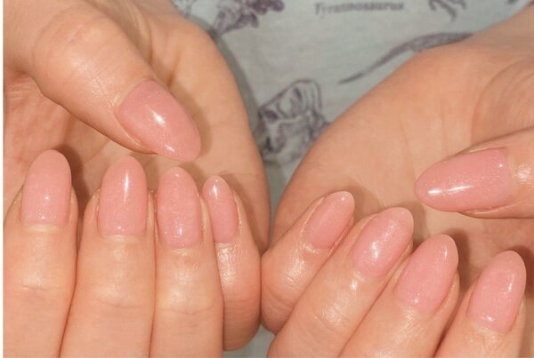 「ハンド ワンカラー」ほんのりラメが入ったピンクのお色味はこの時期大人気です！|Nail Salon Linda