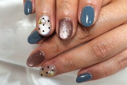 「ハンド  ミドルコース」春の爽やかカラーとブラウンマグネットを合わせたドットネイルです^_^ やりたいカラーなど！|Nail Salon Linda