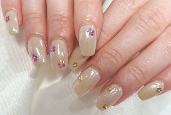 「ハンド ミドルコース」オーロラパウダーでツヤ感をプラス！ お花を散りばめた、春ネイルです^_^|Nail Salon Linda