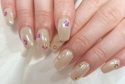 「ハンド ミドルコース」オーロラパウダーでツヤ感をプラス！ お花を散りばめた、春ネイルです^_^|Nail Salon Linda