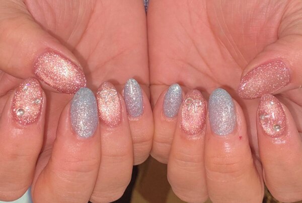 「ハンド ライトコース」鮮やかなピンクと水色で、暖かい季節にぴったりな雰囲気です♪|Nail Salon Linda