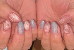 「ハンド ライトコース」鮮やかなピンクと水色で、暖かい季節にぴったりな雰囲気です♪|Nail Salon Linda