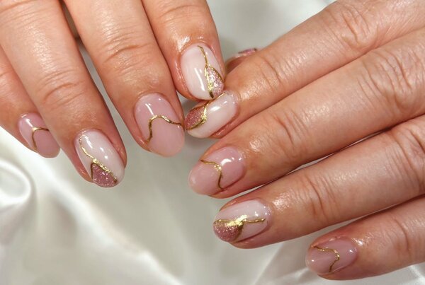 「ハンド ミドルコース」ピンクとゴールドのミラーを組み合わせた、春デザインです！ マグネットが宝石の様にキラキラします！|Nail Salon Linda