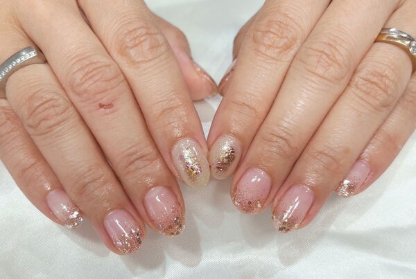 「ハンド 定額デザイン」ニュアンスアートの定額デザインです！ ラメグラとも相性バッチリです^_^|Nail Salon Linda